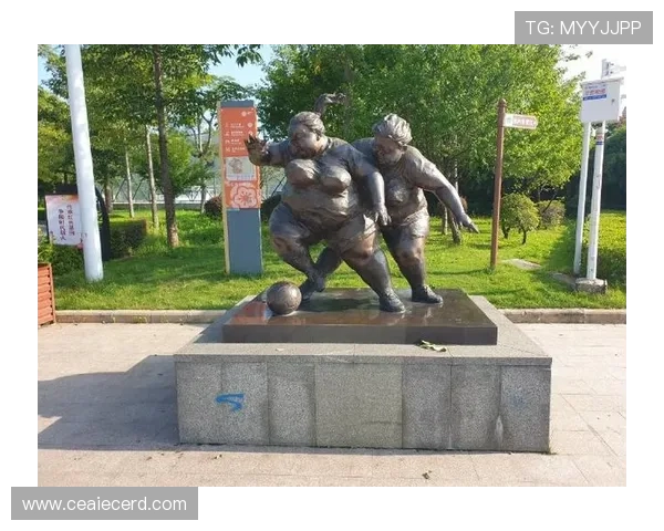 公园足球明星雕塑作品展现运动精神与艺术魅力的完美结合